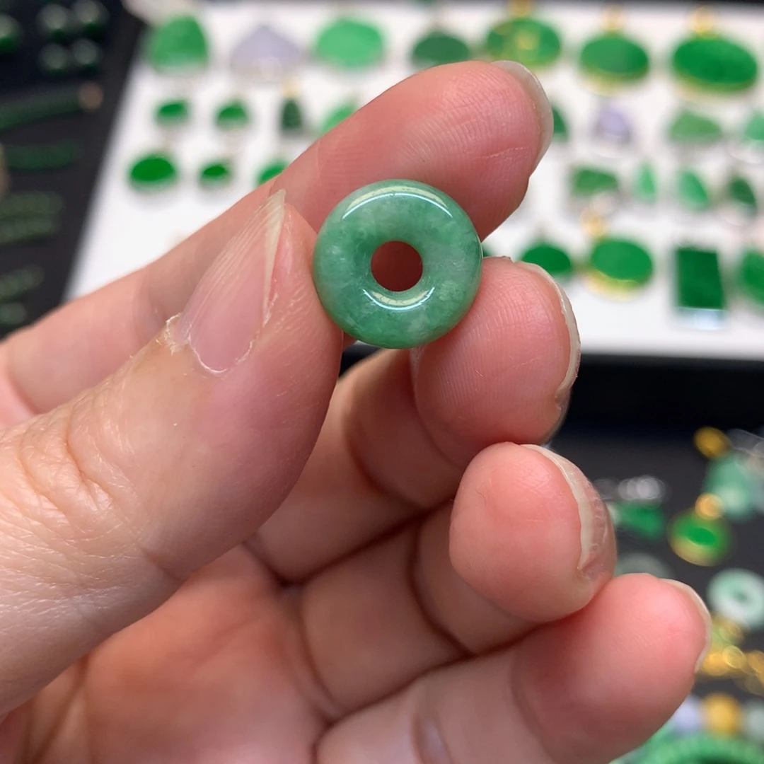 ρ****翡翠未镶嵌颈饰有纹裂