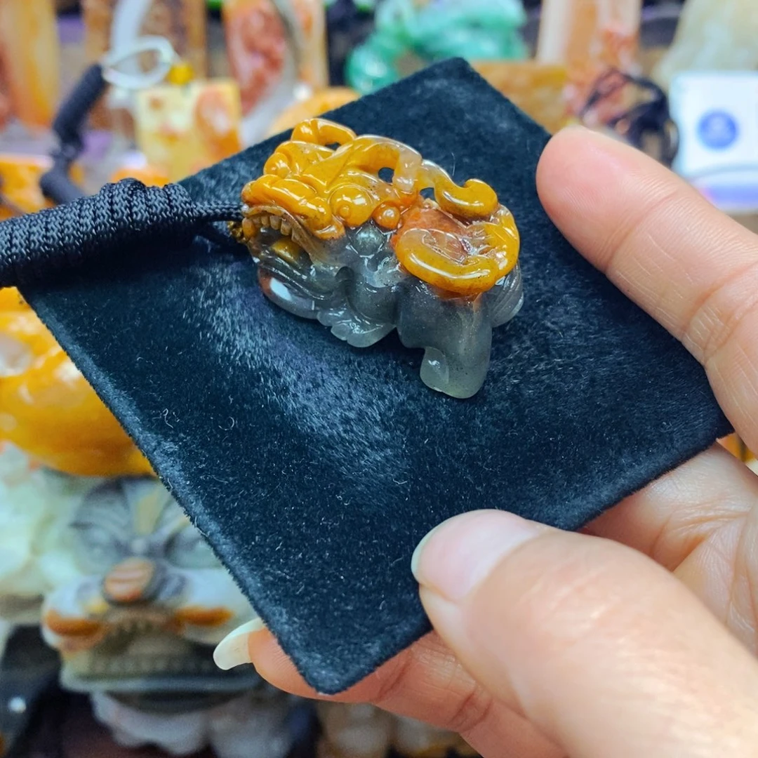 未镶嵌石英质玉（黄龙玉）颈饰