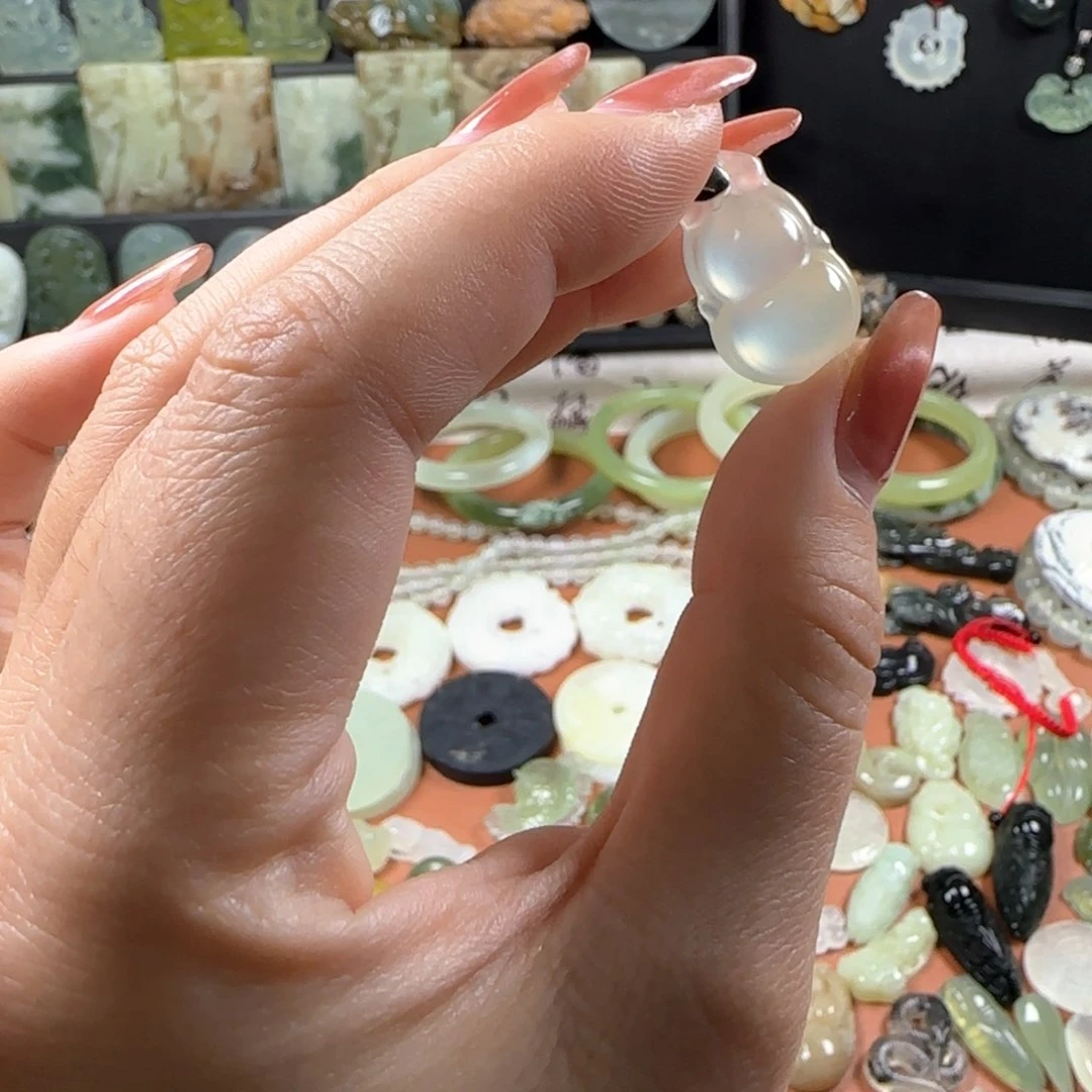 蛇纹石玉颈饰未镶嵌葫芦