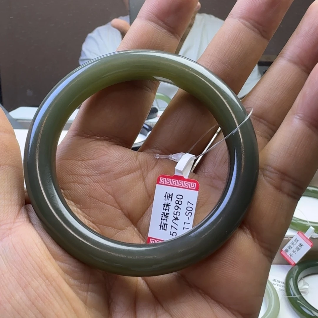 和田玉未镶嵌手镯