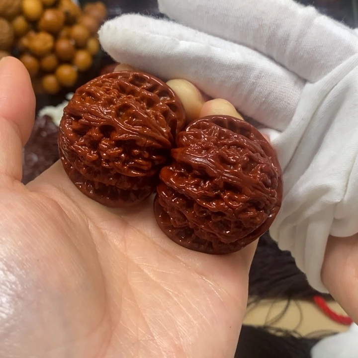 文玩核桃吊坠白狮子