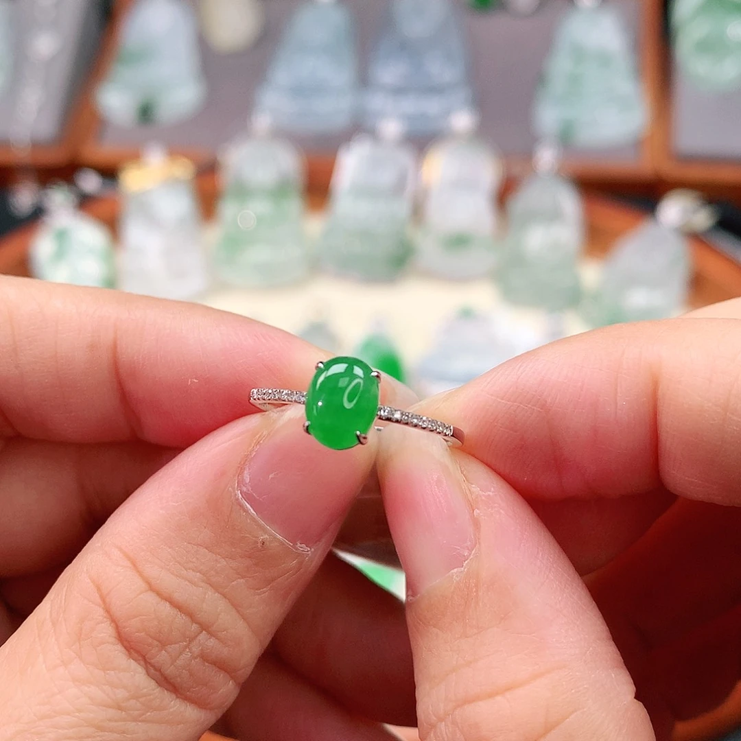 颈饰18K金镶嵌翡翠蛋面戒指