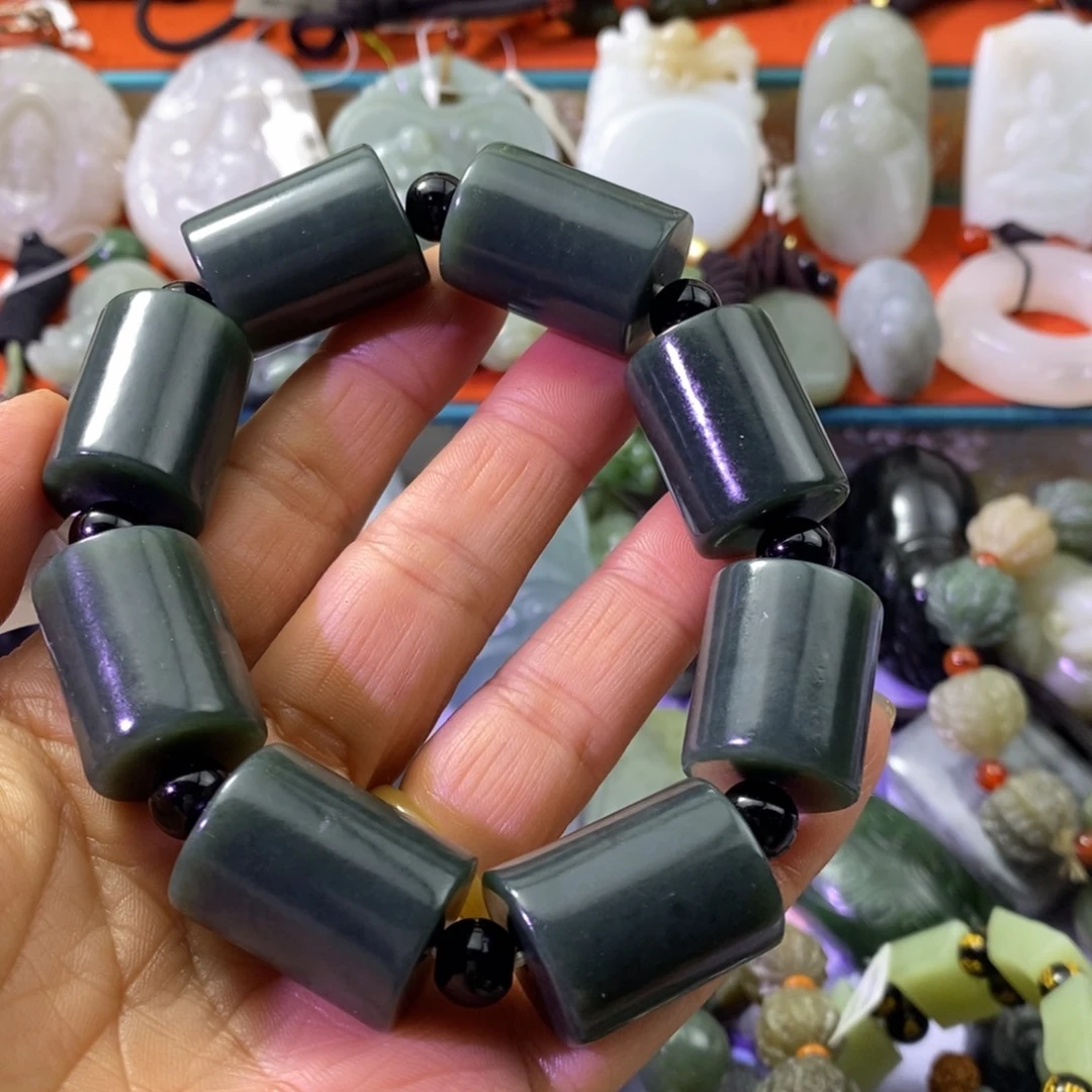 向***赚和田玉未镶嵌颈饰