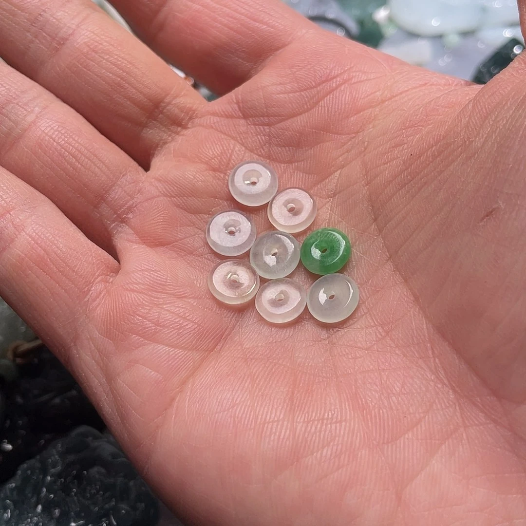 翡翠颈饰未镶嵌时*?翡翠