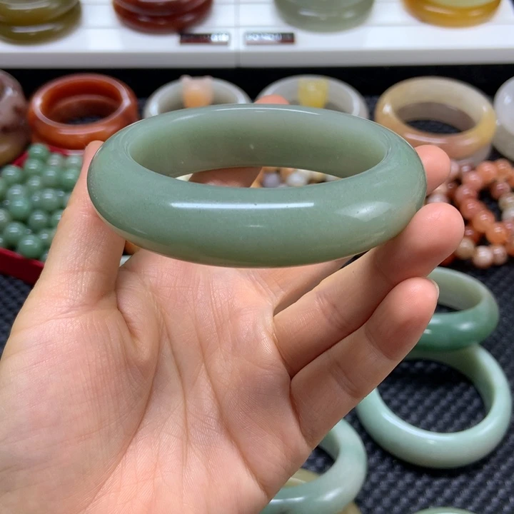 未镶嵌手镯石英质玉