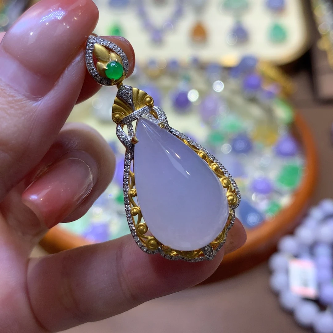 翡翠18K金镶嵌颈饰