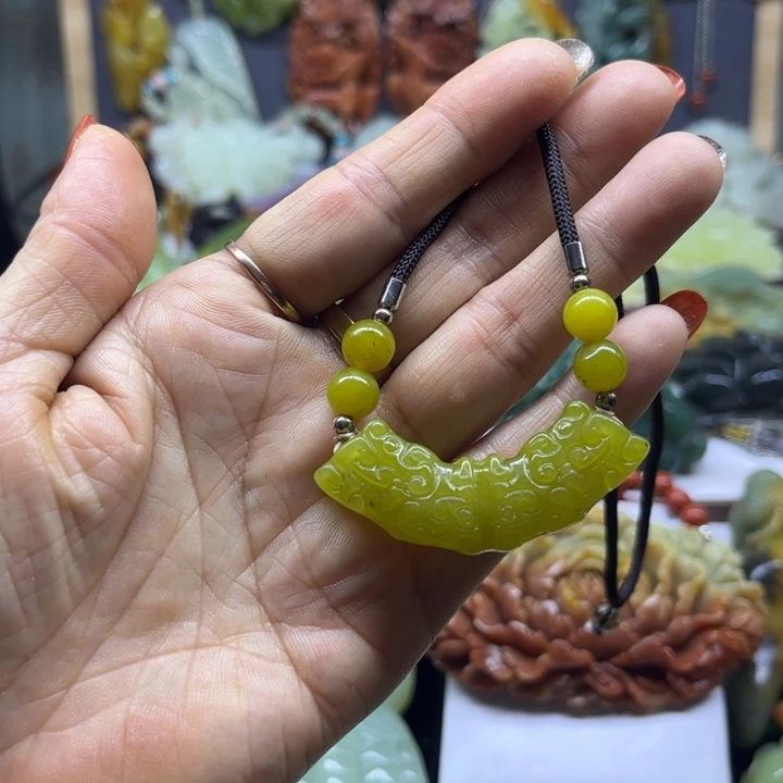 蛇纹石玉未镶嵌颈饰