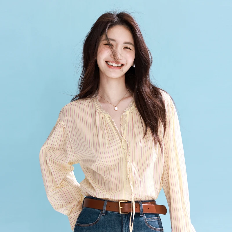伊芙丽黄色条纹领口拼蕾丝系带衬衫女春开叉设计小上衣1G1921251