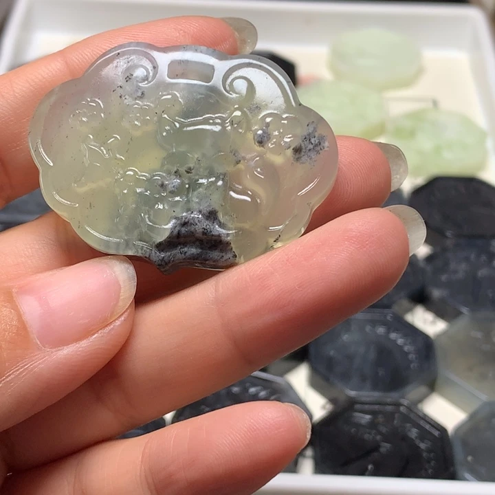 蛇纹石玉未镶嵌颈饰
