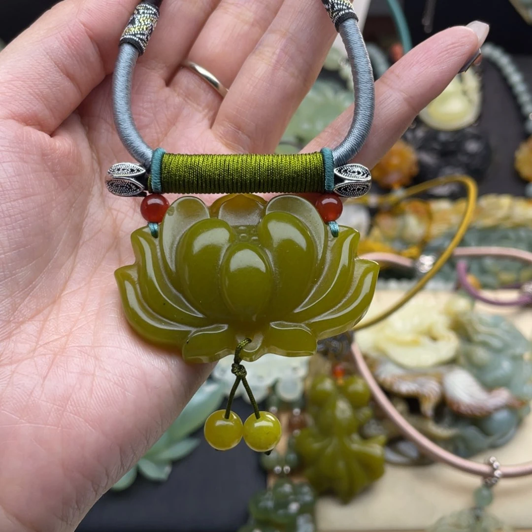 蛇纹石玉颈饰未镶嵌