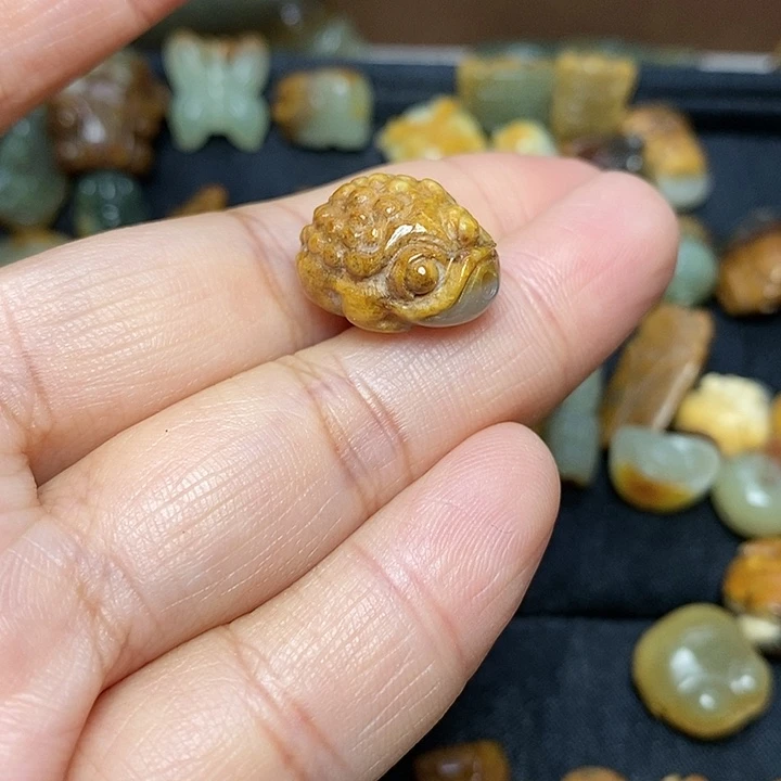 清***楚岫岩河磨玉（透闪石质玉）未镶嵌颈饰