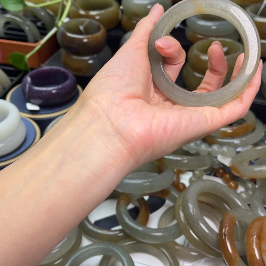 熙***儿石英质玉未镶嵌手镯