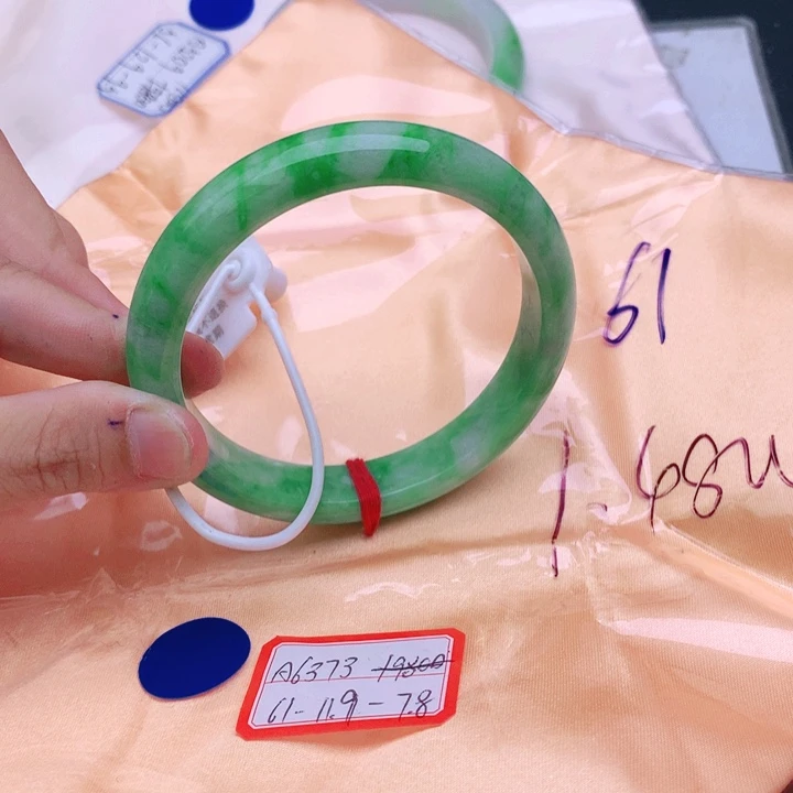 翡翠手镯未镶嵌翡翠