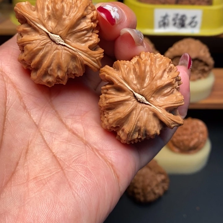 文玩核桃吊坠40白狮子