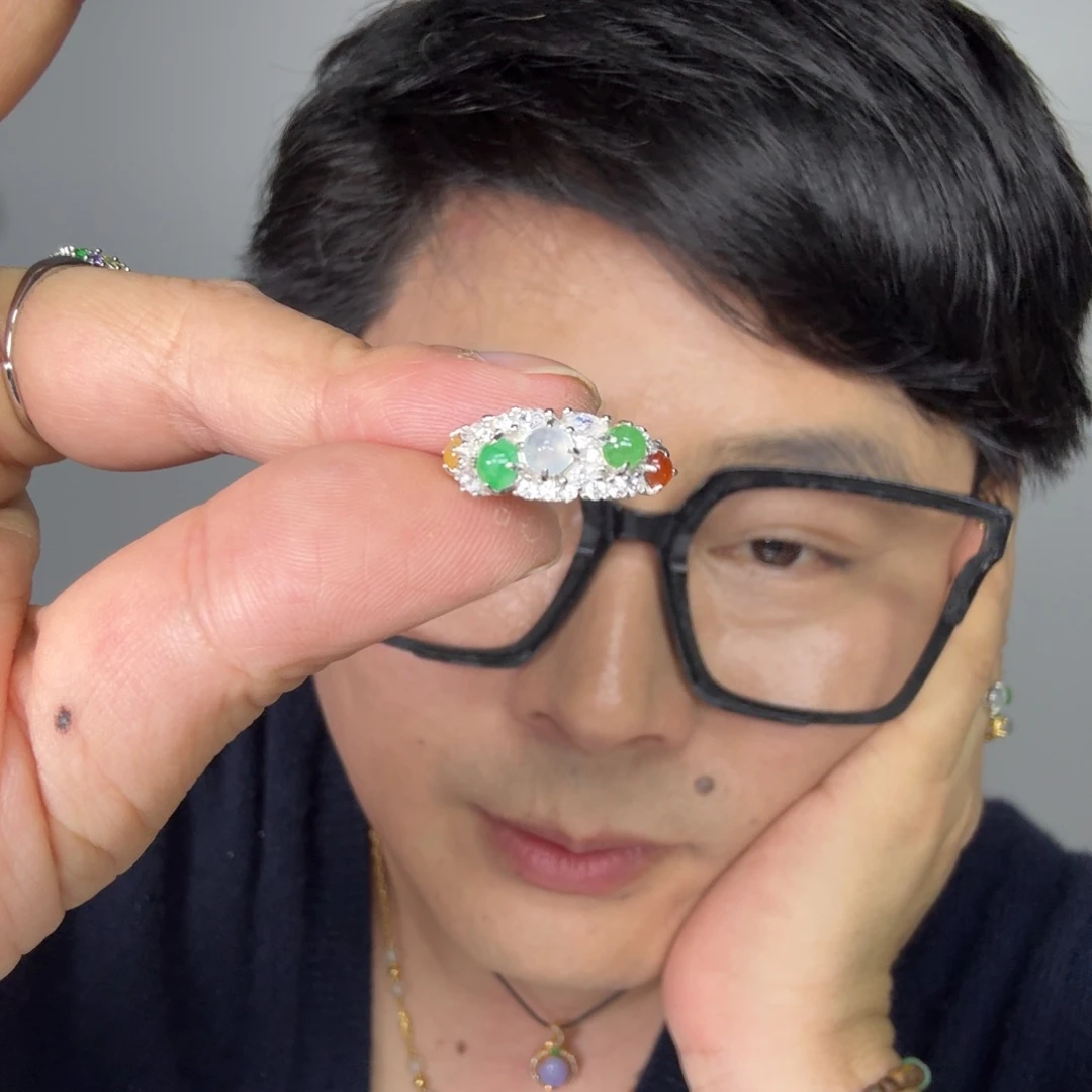 翡翠未镶嵌颈饰一件