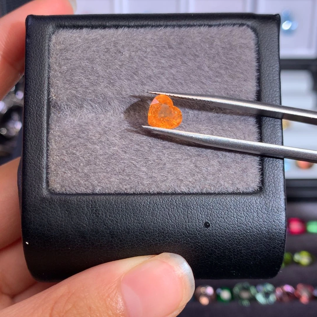 未镶嵌珠宝半成品石榴石（芬达石）2.335ct