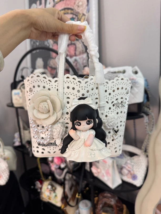 原创设计潮玩娃包