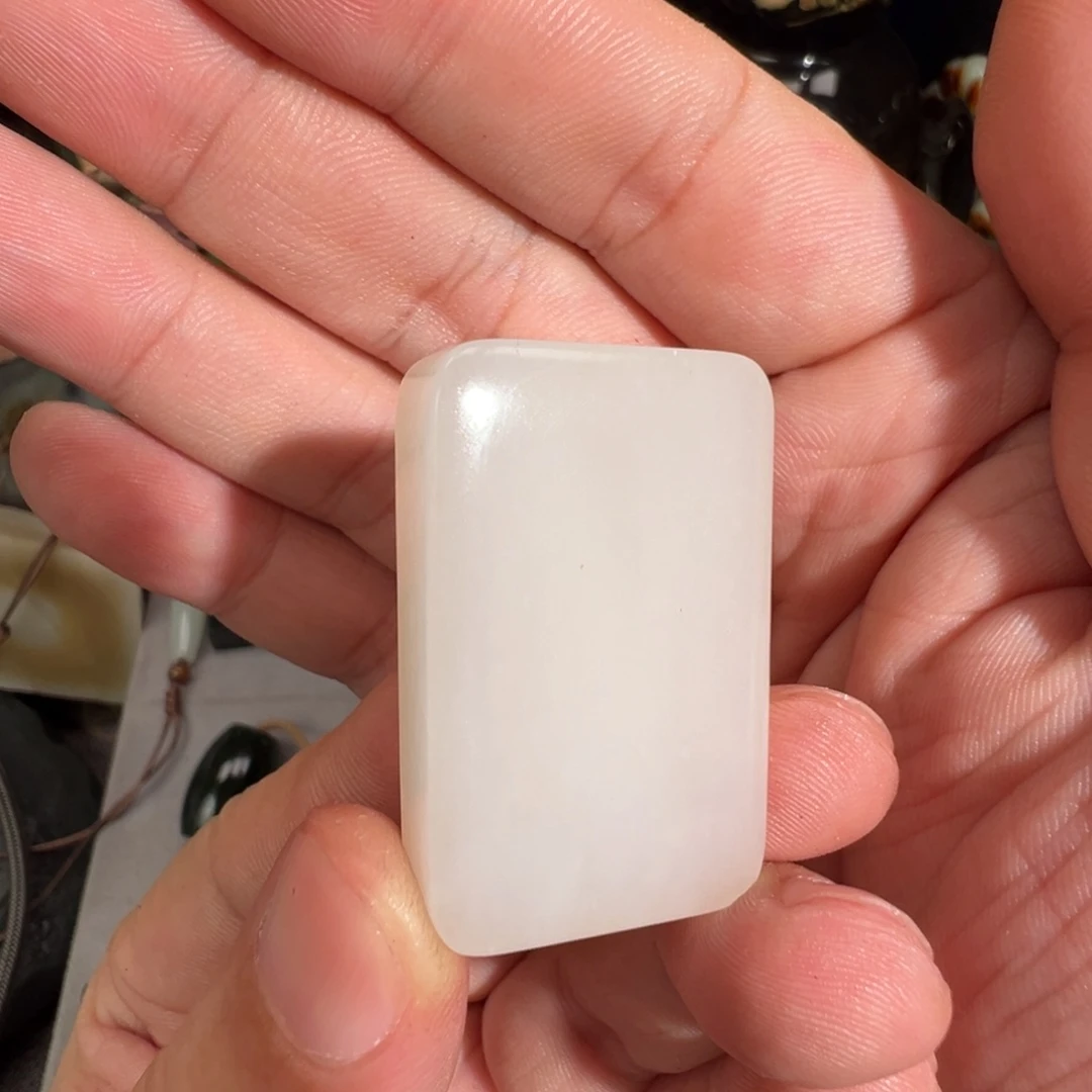 和田玉未镶嵌颈饰天然新疆黑山暖白老熟无事牌有微微结构超油