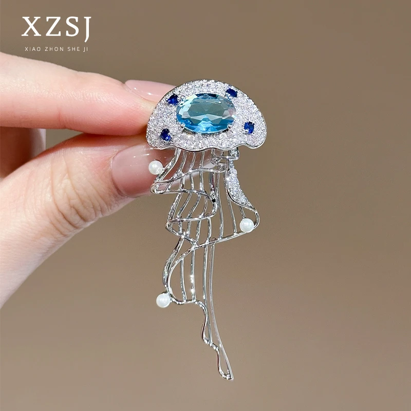 铜锆石胸针 新款小众精致蓝色水母别针轻奢时尚胸花大衣装饰配饰