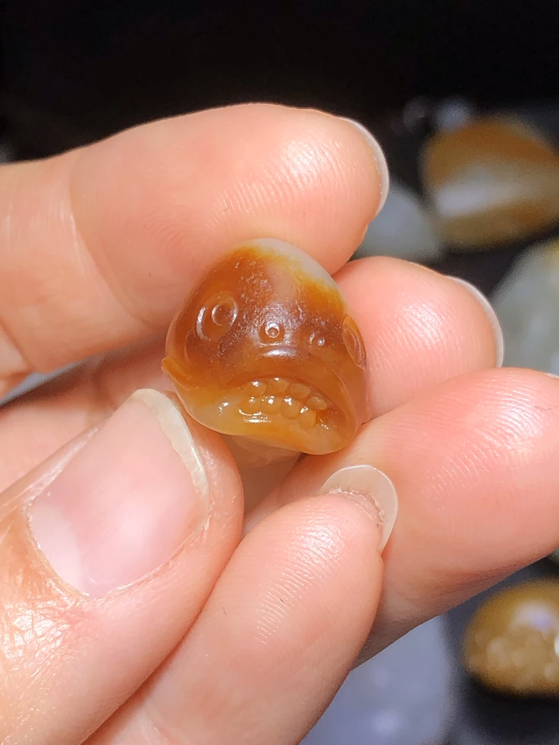 和田玉巧色小鱼挂件