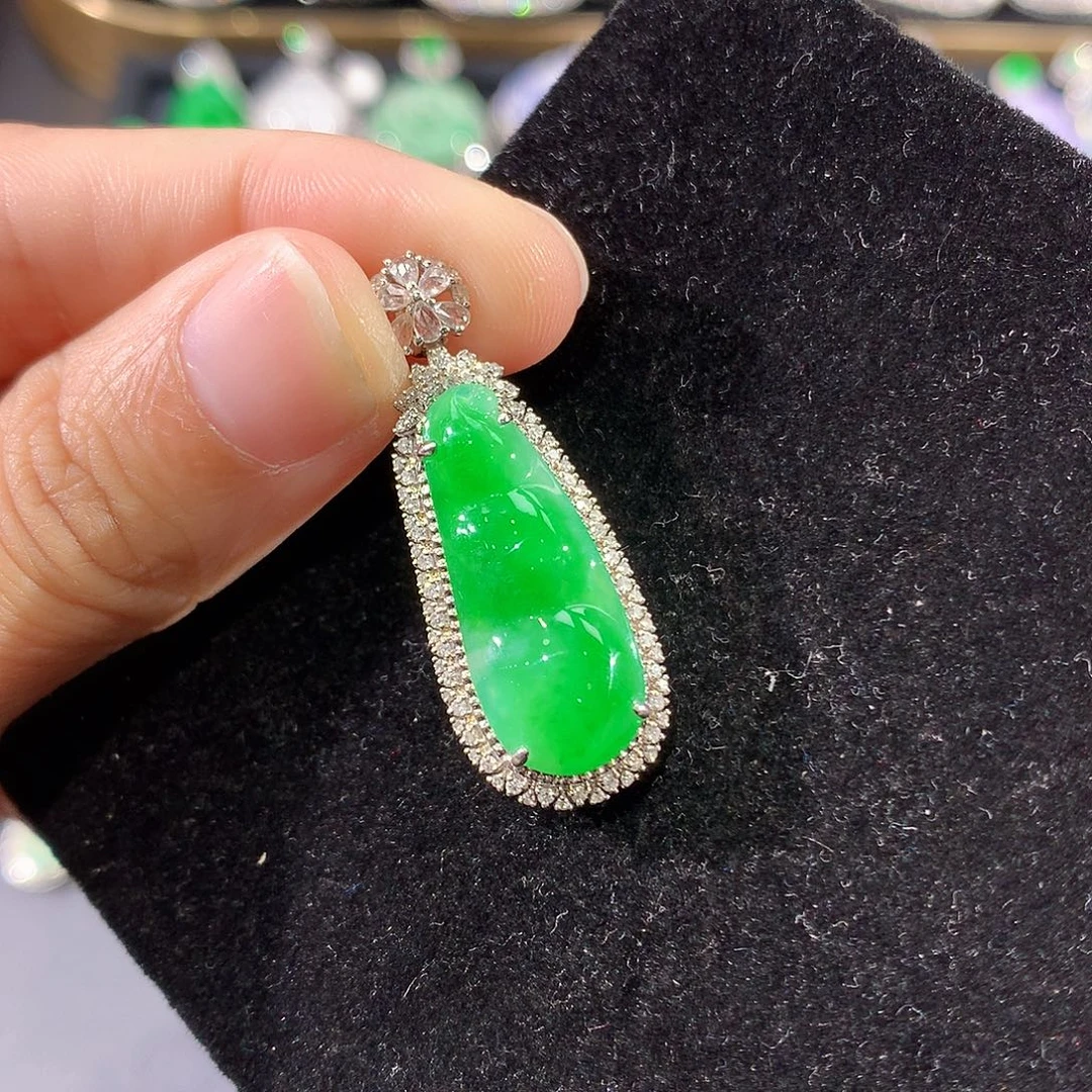 翡翠18K金镶嵌颈饰