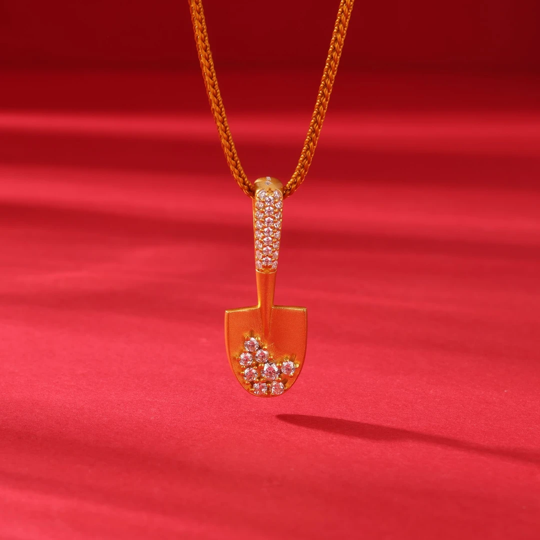 中国珠宝 吊坠足银 镶钻萌趣金铲铲挂坠 新款日常百搭绳链饰品