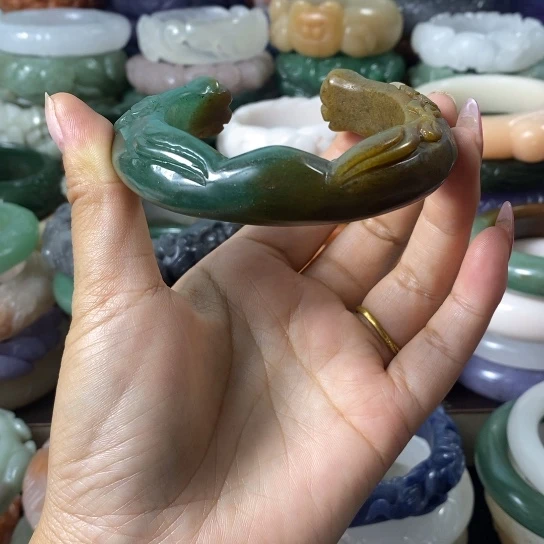 未镶嵌雕花手镯石英质玉