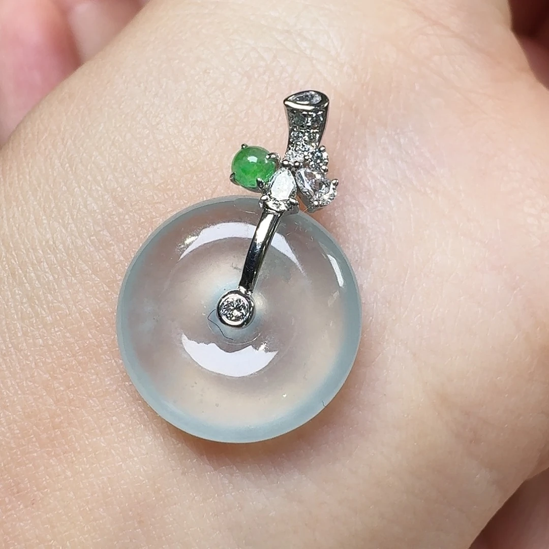 翡翠18K金镶嵌颈饰平安扣