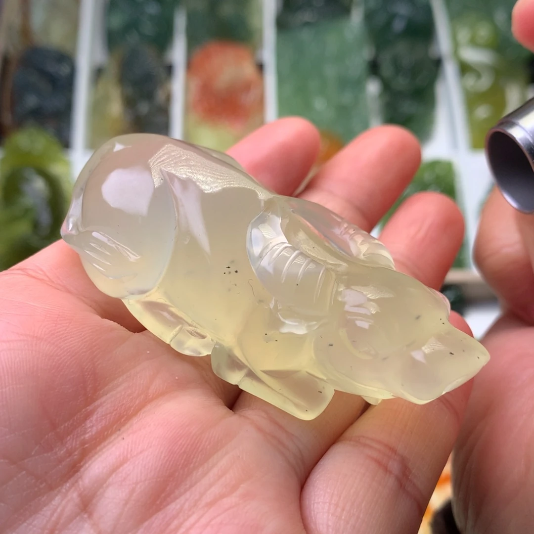 蛇纹石玉未镶嵌手把件牛牛