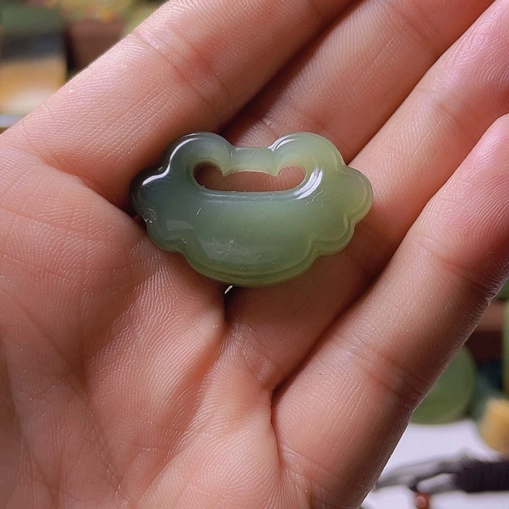 未镶嵌岫岩河磨玉（透闪石质玉）挂件