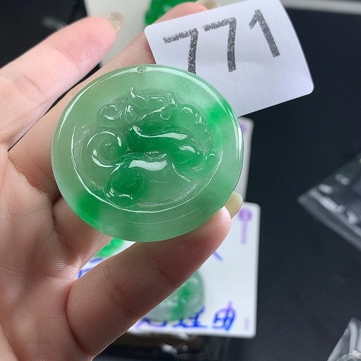 翡翠未镶嵌吊坠(赠链)