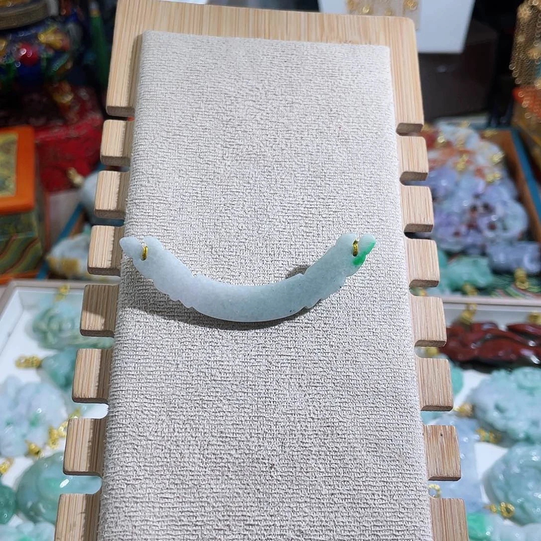 翡翠颈饰未镶嵌翡翠俏阳绿弯