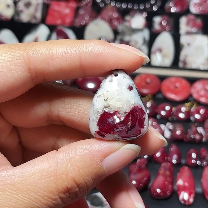 天然辰砂原石吊坠