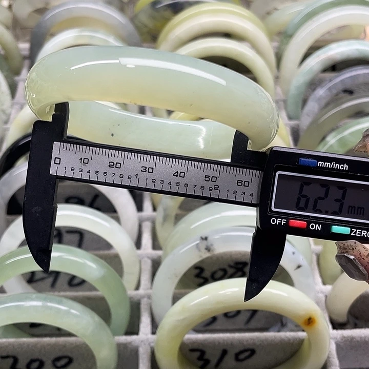 蛇纹石玉未镶嵌手镯320