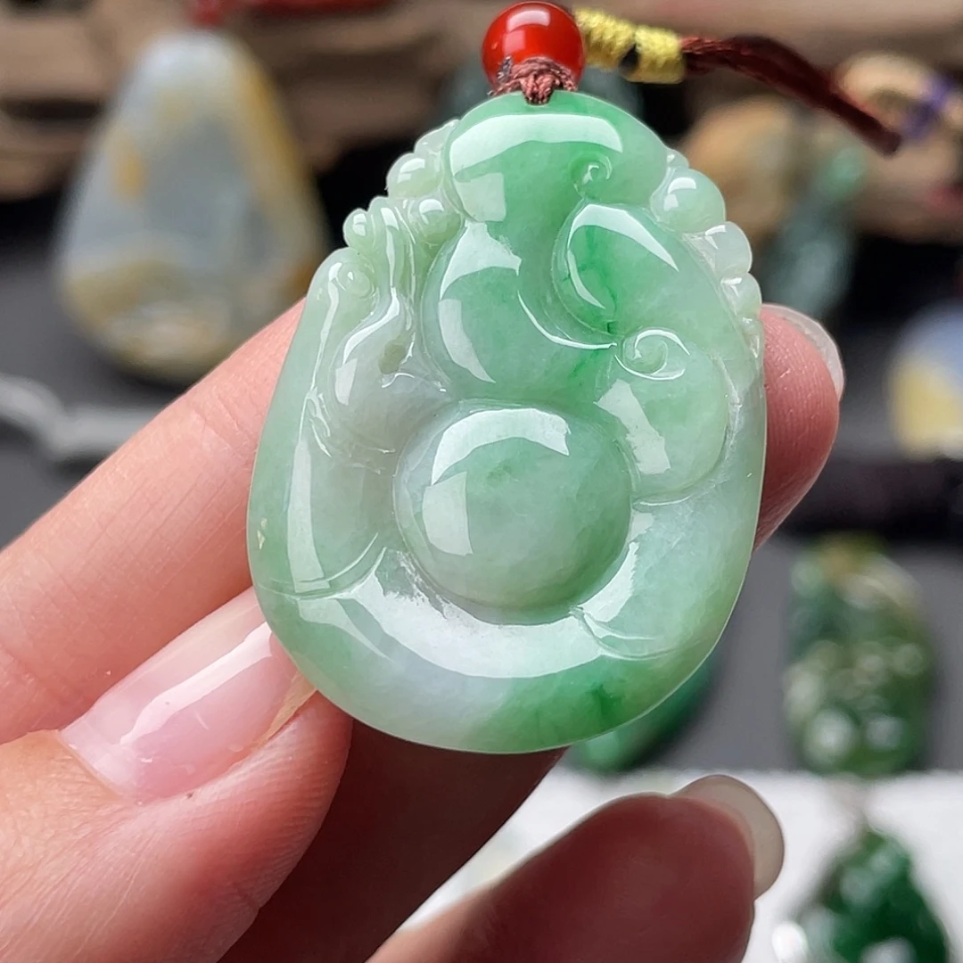 翡翠未镶嵌颈饰如意