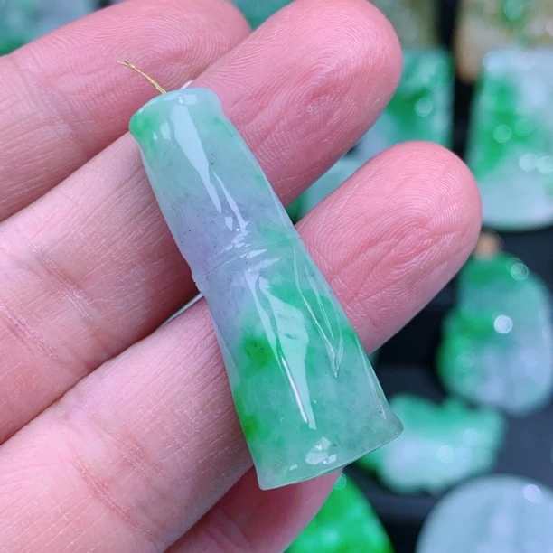 天然A货翡翠春带彩翡翠竹节 货号:232041 尺寸:38.6-14.6-8.3mm