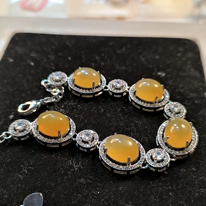 李***英石英岩玉未镶嵌戒面