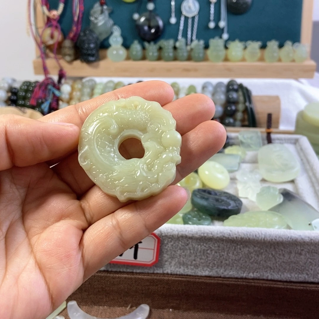 蛇纹石玉颈饰未镶嵌