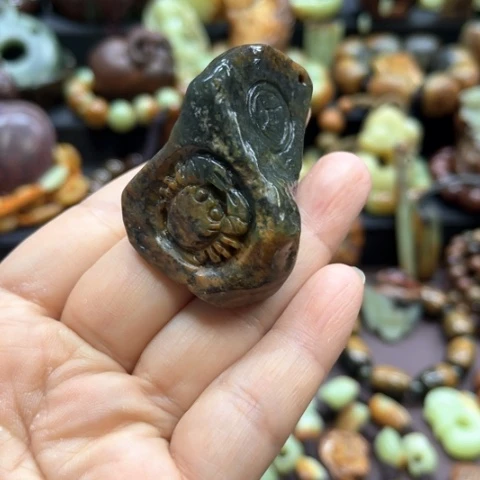 未镶嵌岫岩河磨玉（透闪石质玉）挂件