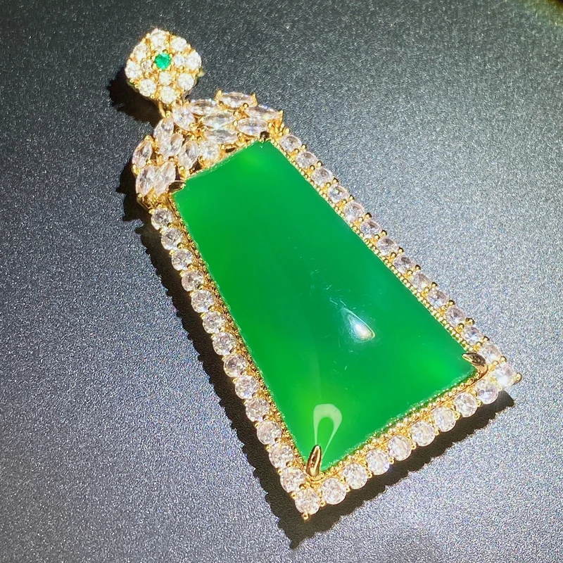 正品玛瑙玉髓精致镶嵌无事牌吊坠气质送长辈男女款轻奢大气F342