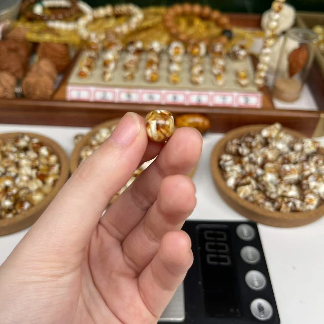 沁色蜜蜡白花老邢一物一图尺寸11.1mm乘9.7mm搭配手串好看9162号