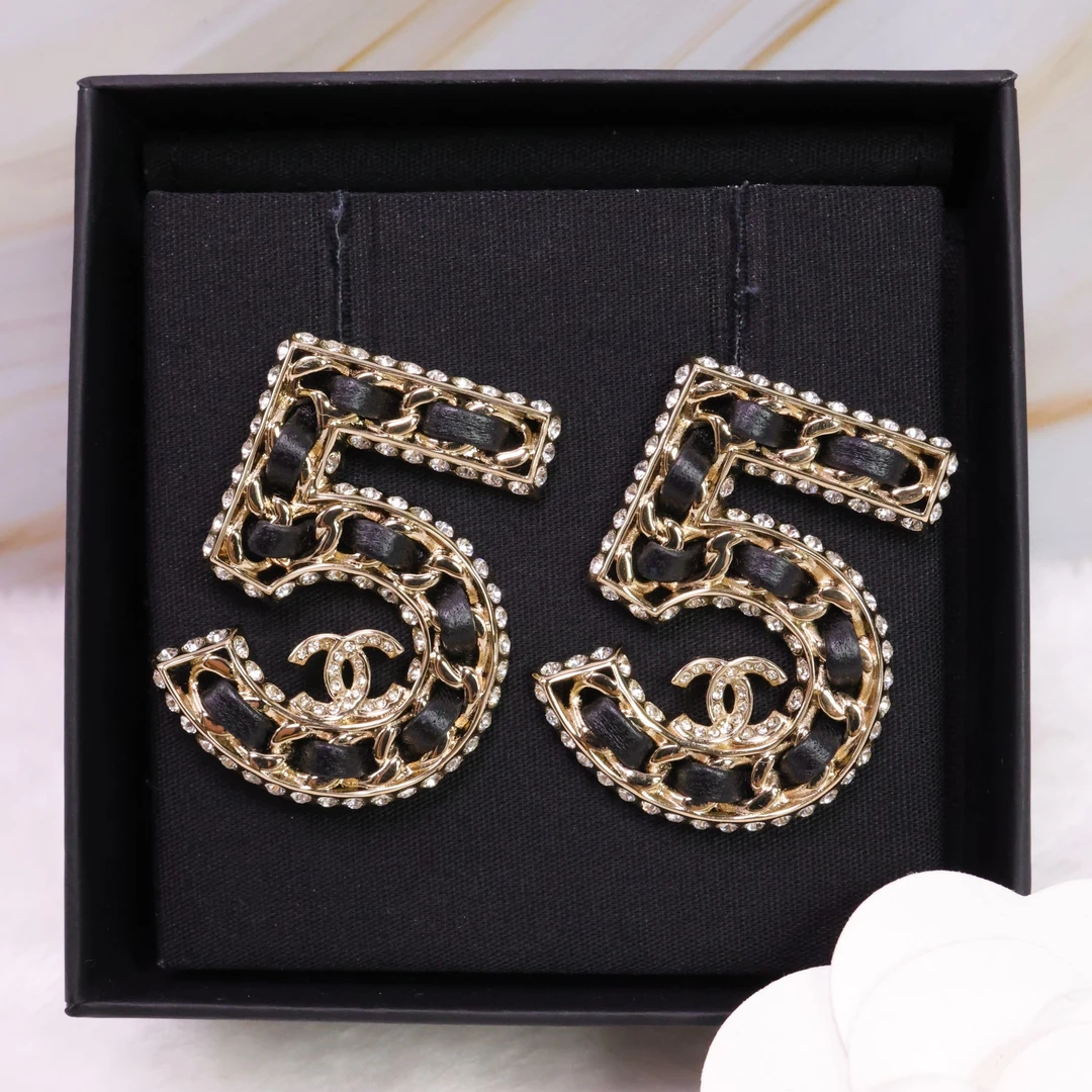 全新未使用 Chanel/香奈儿 23p黑金满钻数字5皮穿耳钉 06044