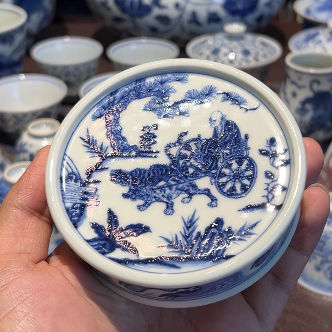 精品青花鬼谷子先生下山图盖置面径约8.2厘米