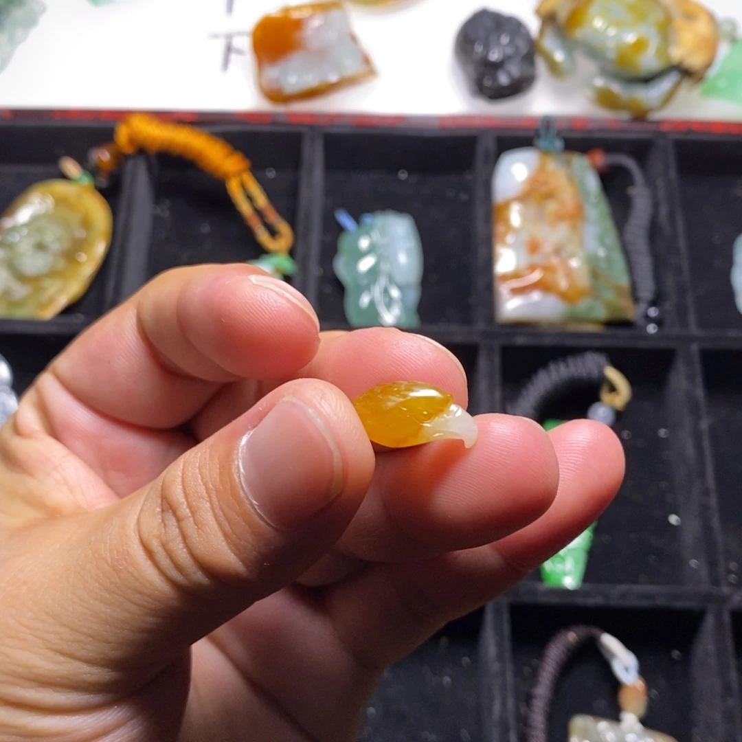 翡翠未镶嵌颈饰挂件