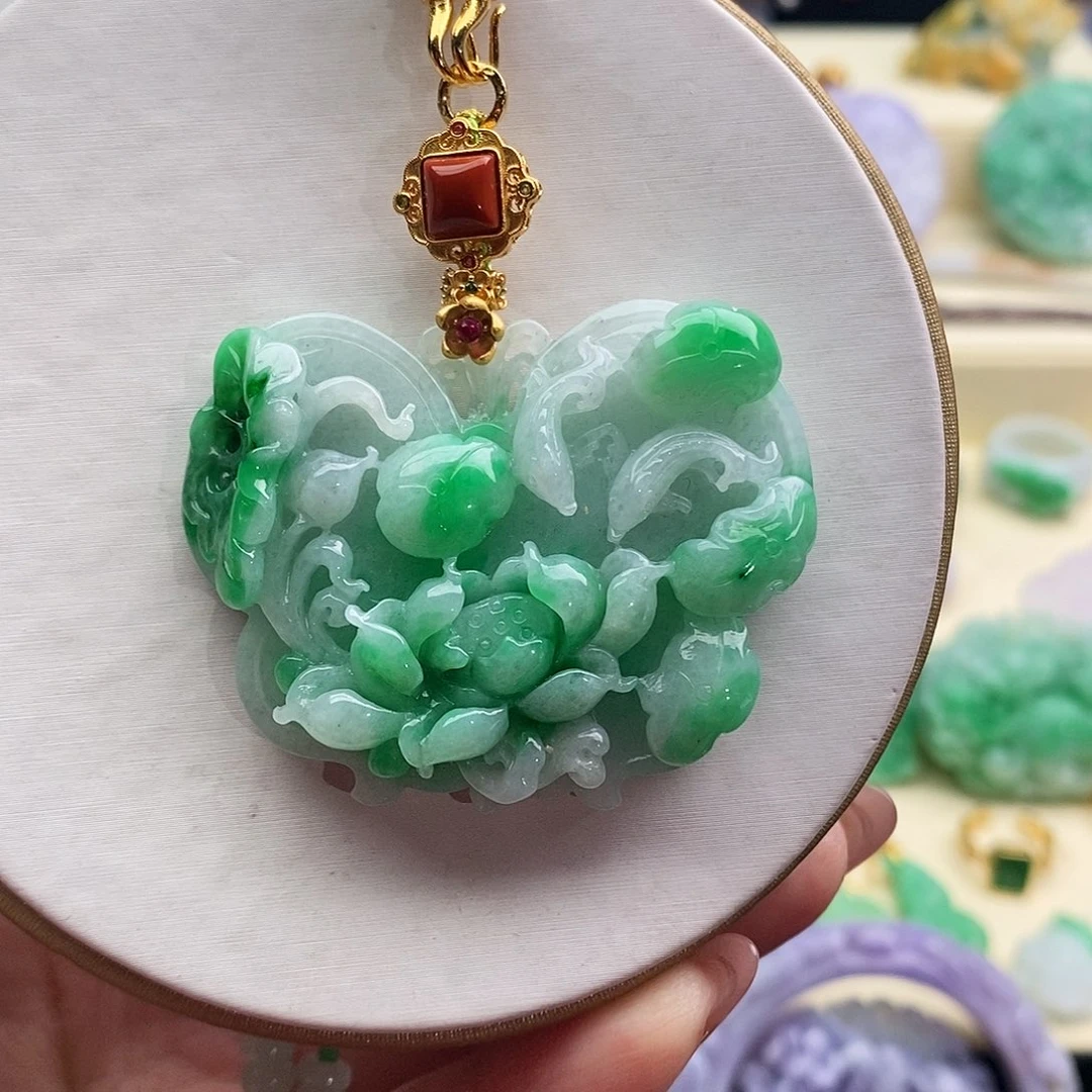 翡翠未镶嵌吊坠(赠链)