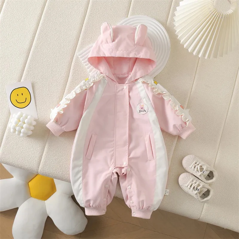 婴儿衣服春装冲锋衣外套女宝宝外出连体衣春秋季连帽户外防风哈衣