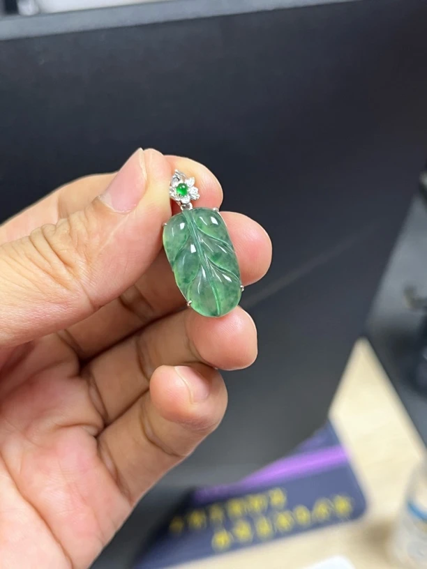 天然缅甸A货翡翠叶子吊坠气质雕刻镶嵌精美精雕时尚