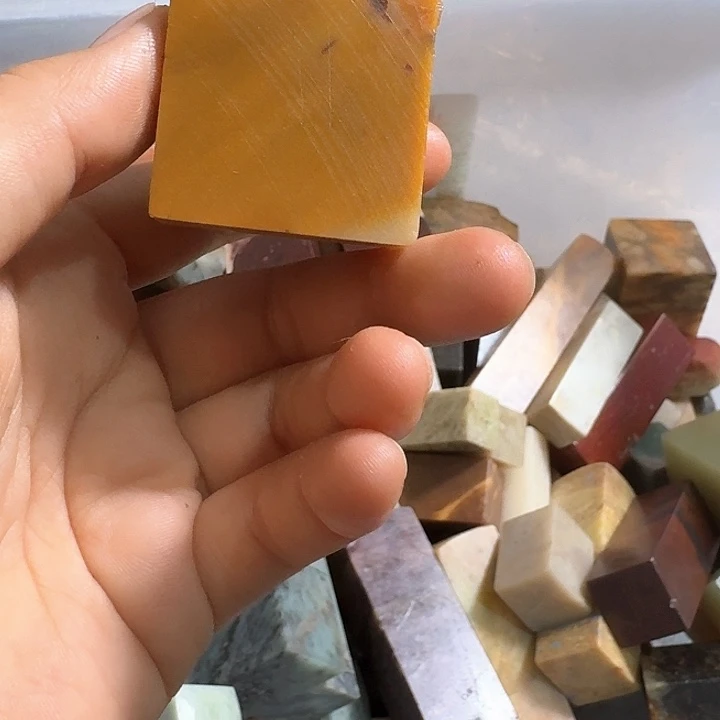 寿山石煮*斋寿山石的颜色