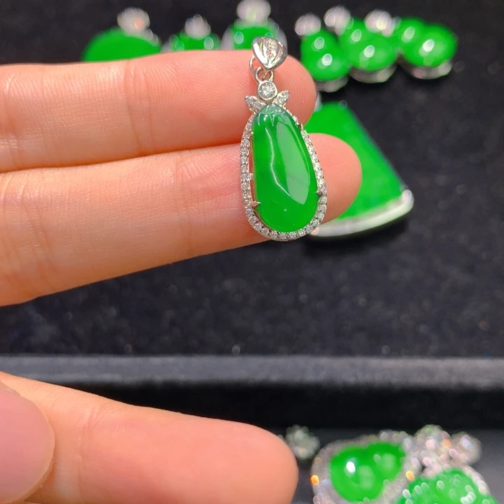 翡翠银S925镶嵌颈饰一个