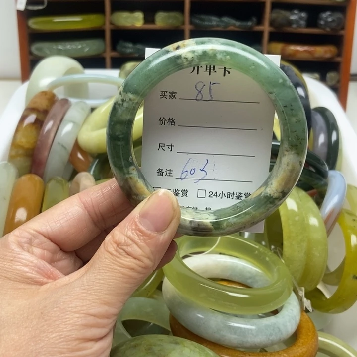 蛇纹石玉未镶嵌手镯